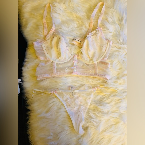 For love and lemons lingerie set - Picture 2 of 3